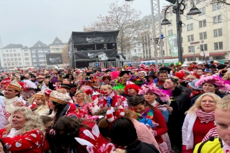 Almanya'da geleneksel "5. Mevsim" karnaval sezonu yapılıyor