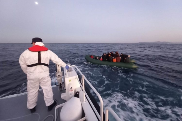 Yunanistan'ın &ouml;l&uuml;me terk ettiği g&ouml;&ccedil;menleri Sahil G&uuml;venlik kurtardı