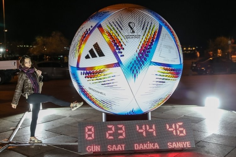 D&uuml;nya Kupası'nın resmi topunun dev versiyonu Beşiktaş'ta