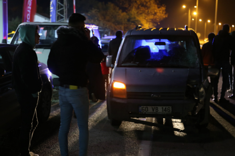 Tokat'ta d&uuml;ğ&uuml;nden &ccedil;ıkan yayalara, cenazeye giden kamyonet &ccedil;arptı!