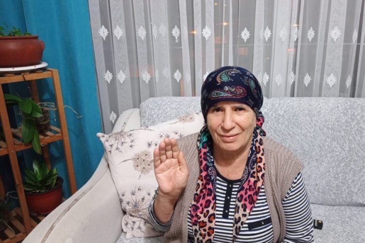 Aydın'da yaşlı kadının elinin i&ccedil;inde odun par&ccedil;ası unutuldu!