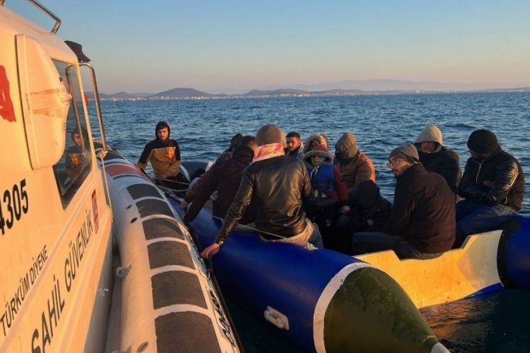 Ayvalık a&ccedil;ıklarında 19 d&uuml;zensiz g&ouml;&ccedil;men kurtarıldı