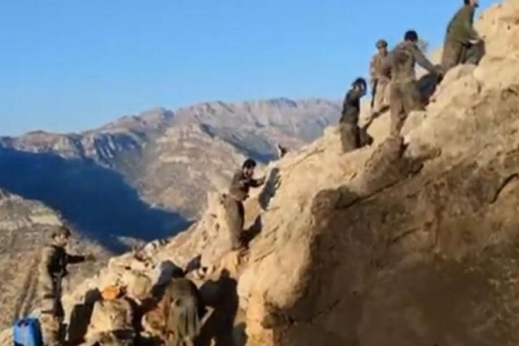 Komandolar etraflarını sardı! PKK'lı ter&ouml;ristler teslim oldu