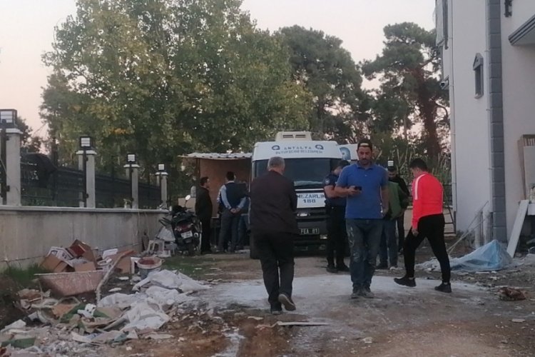 Alkolden sızdığını zannettiler! Bankta &ouml;l&uuml; bulundu