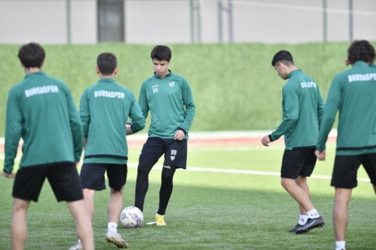 Bursaspor'un Menemen kamp kadrosu a&ccedil;ıklandı
