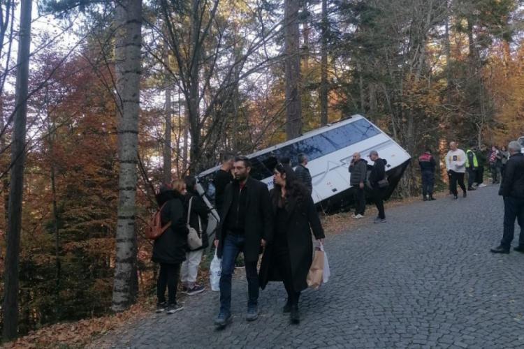 Bolu'da kontrolden &ccedil;ıkan tur midib&uuml;s&uuml; şarampole devrildi: 8 yaralı