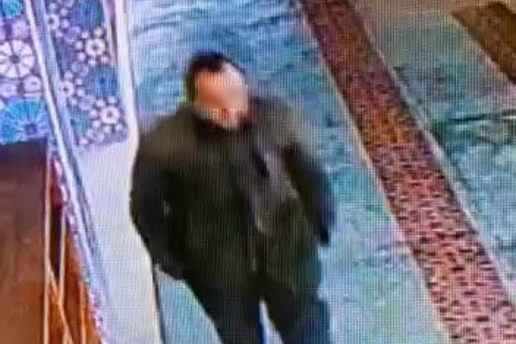 İstanbul'da camiye i&ccedil;ki şişesi ile girdi, Kur'an-ı Kerim'e tekme attı!