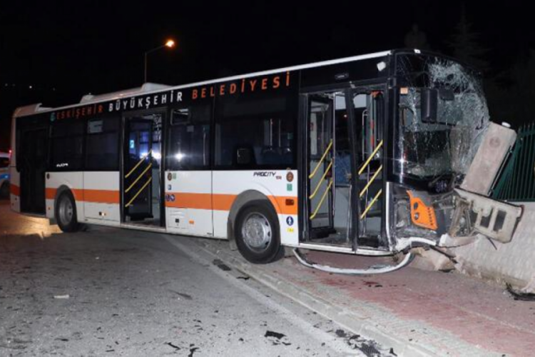 Eskişehir'de belediye otob&uuml;s&uuml; ile otomobil &ccedil;arpıştı: 10 kişi yaralandı