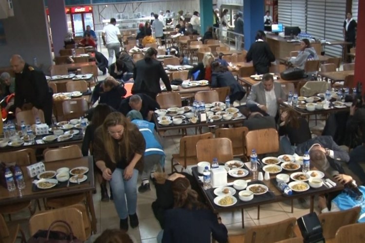 Antalya'da &ouml;ğrenciler deprem tatbikatına yemek yerken yakalandı