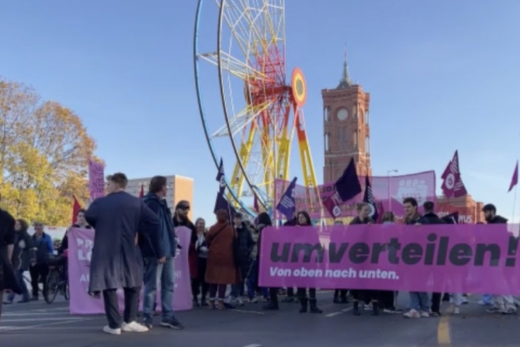 Almanya'da enerji&nbsp;fiyatları&nbsp;ve&nbsp;pahalılık&nbsp;protesto&nbsp;edildi