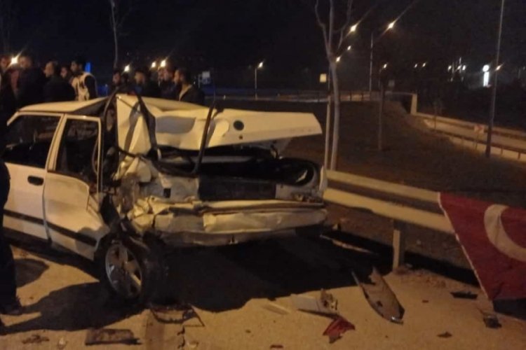 Bursa'da Tır, konvoydaki ara&ccedil;lara &ccedil;arptı: 4 yaralı