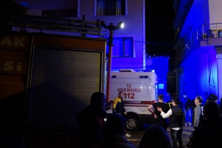 Zonguldak'ta &uuml;&ccedil; katlı evde yangın &ccedil;ıktı, 1 kişi hayatını kaybetti