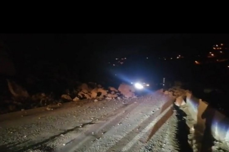 Trabzon-G&uuml;m&uuml;şhane karayoluna d&uuml;şen taş ve kayalar ulaşıma engel oldu