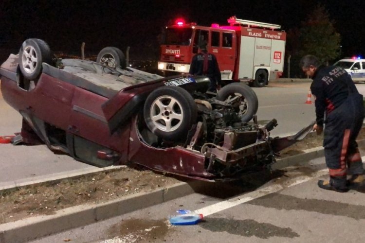 Elazığ'da ref&uuml;je &ccedil;arpan otomobil takla attı: 3 yaralı