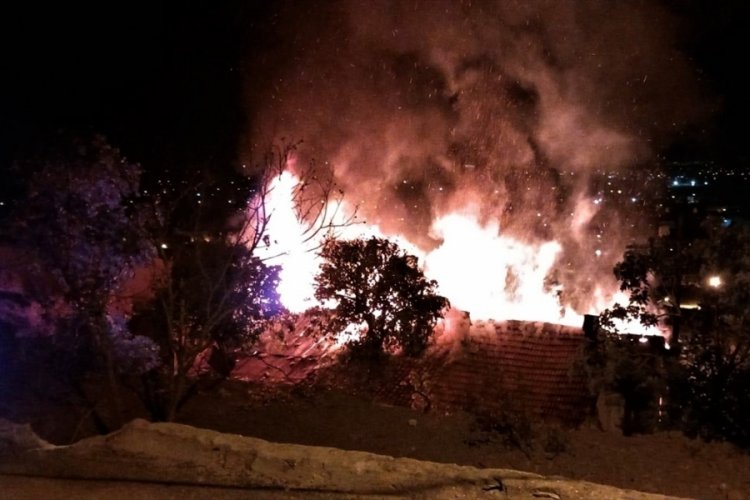 İzmir'de metruk binada &ccedil;ıkan yangın yandaki eve sı&ccedil;radı