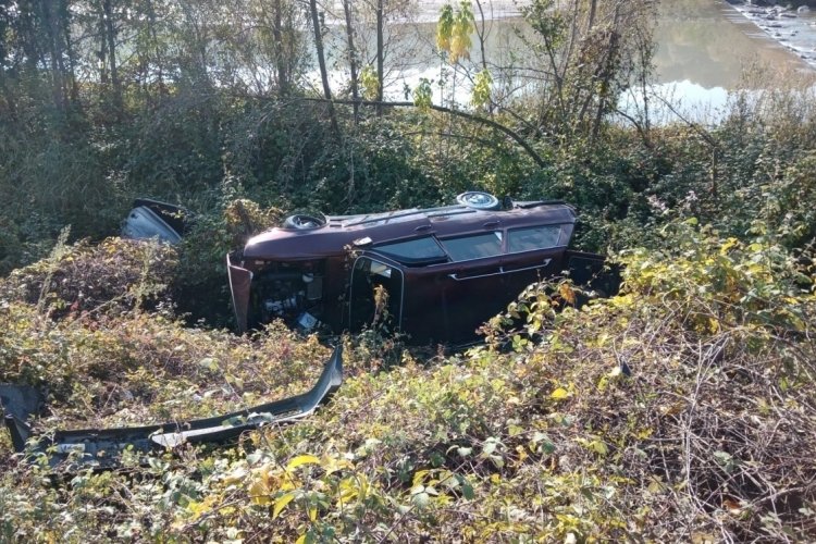 Zonguldak'ta bir otomobil yoldan &ccedil;ıktı: 1 yaralı