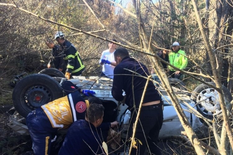 Bolu'da şarampole devrilen ara&ccedil;taki 2 kişi &ouml;ld&uuml;