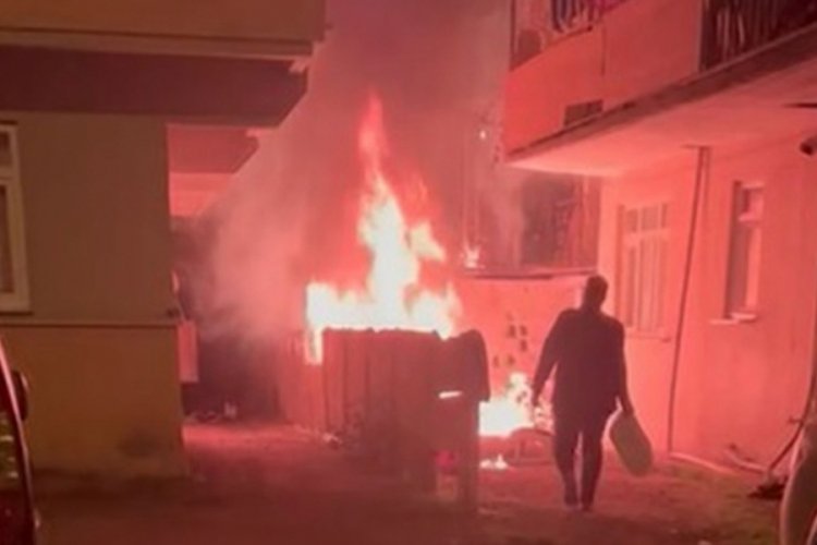 D&uuml;zce'de hareketli gece! Eşyalarını yaktı