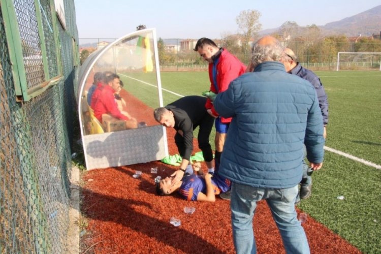 Zonguldak'ta sahada fenalaşan oyuncunun imdadına rakip takım hocası koştu