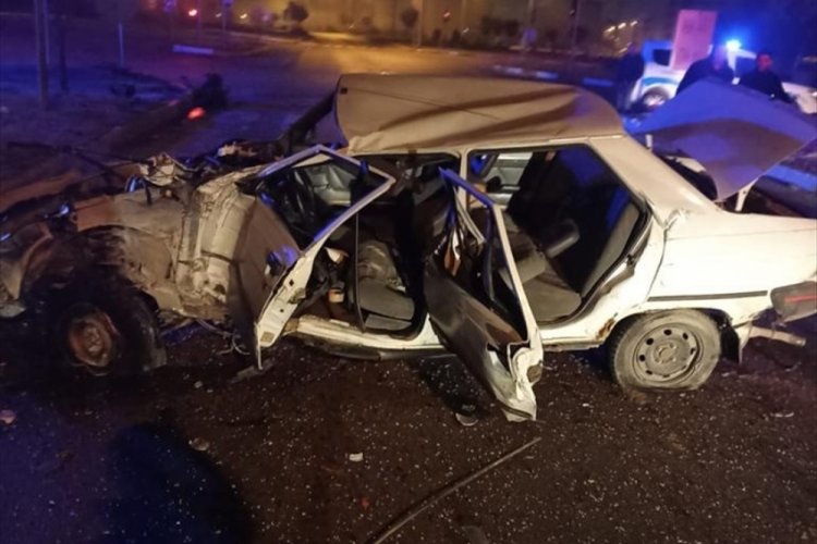 Sivas'ta yolcu otob&uuml;s&uuml;yle otomobil &ccedil;arpıştı! 1 kişi &ouml;ld&uuml;, 1 kişi yaralandı