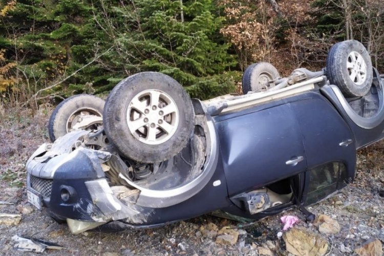 Kastamonu'da iş&ccedil;ileri taşıyan ara&ccedil; devrildi: 1 yaralı