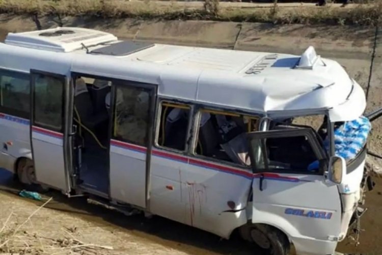 Adana'da minib&uuml;s, sulama kanalına d&uuml;şt&uuml;: 2'si ağır, 15 yaralı