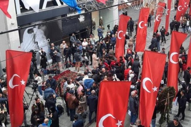İstiklal Caddesi T&uuml;rk bayraklarıyla donatıldı