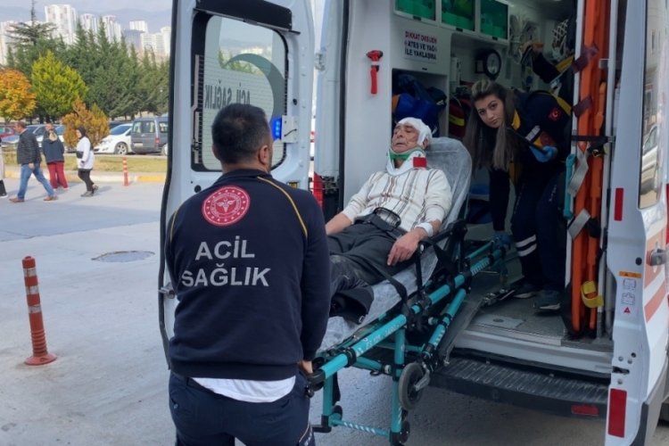 Kaldırımda y&uuml;r&uuml;rken başına baca şapkası d&uuml;şt&uuml;!