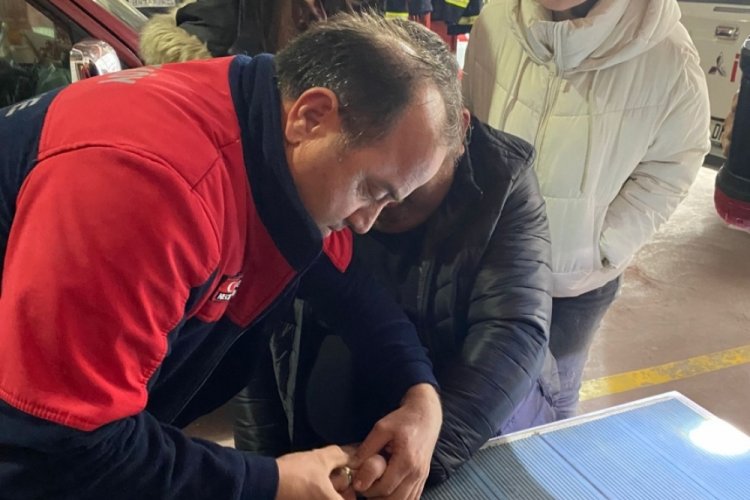Yalova'da bir kişinin parmağına sıkışan y&uuml;z&uuml;ğ&uuml; itfaiye &ccedil;ıkardı
