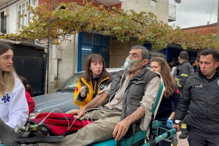 Kocaeli'de bir evde &ccedil;ıkan yangında 2 kişi dumandan etkilendi