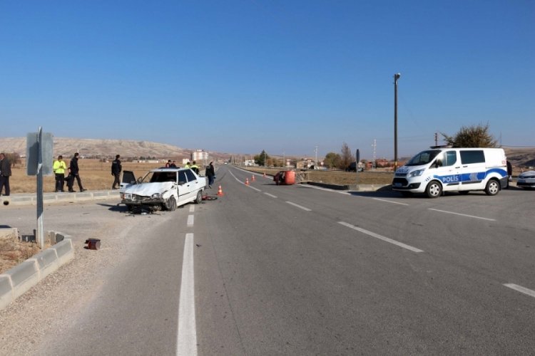 &Ccedil;ankırı'da otomobil ile triport&ouml;r kafa kafaya &ccedil;arpıştı: 3 yaralı