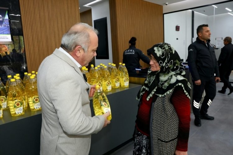&Ccedil;ankırı Belediyesi ektiği ay&ccedil;i&ccedil;eğinden elde ettiği yağı ihtiya&ccedil; sahiplerine ulaştırıyor