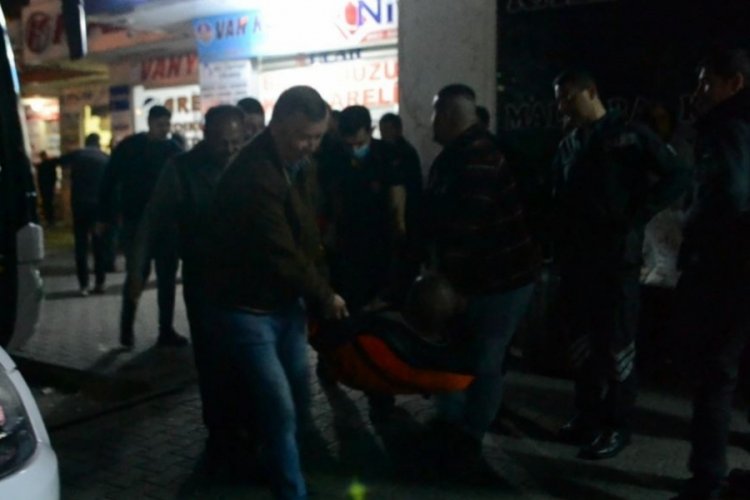 Bilet kesilmesine sinirlenince,  otob&uuml;s firması &ccedil;alışanını bı&ccedil;akladı!