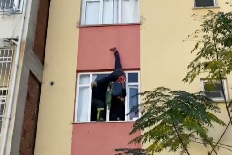 Hatay'da anahtarını evde unuttu, &ccedil;atıdan halatla girmeye &ccedil;alışırken asılı kaldı