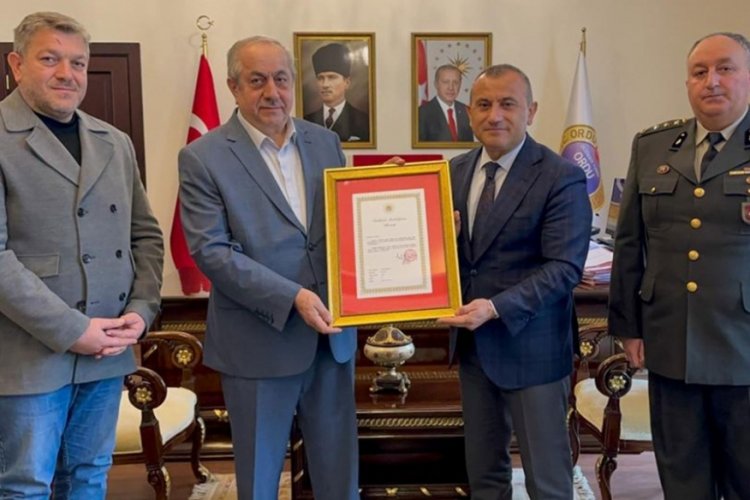 Kurtuluş Savaşında g&ouml;rev yaptığı tespit edilen dedesinin İstiklal Madalyasını teslim aldı