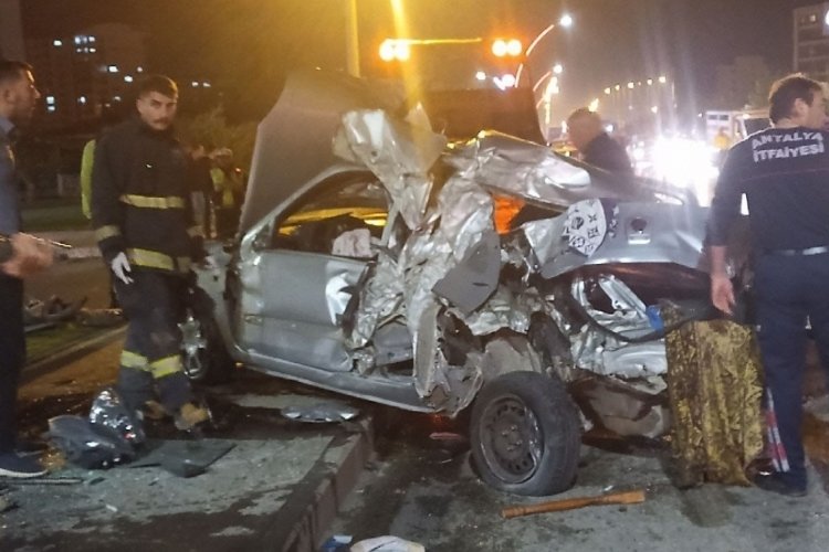 Antalya'da bariyerlere &ccedil;arpıp hurdaya d&ouml;nen otomobilden yaralı olarak &ccedil;ıktı