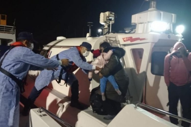 İzmir a&ccedil;ıklarında 185 g&ouml;&ccedil;men kurtarıldı