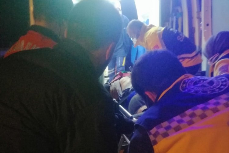 Bursa İznik'te hafif ticari ara&ccedil; motosikletle kafa kafaya &ccedil;arpıştı: 1'i ağır 2 yaralı
