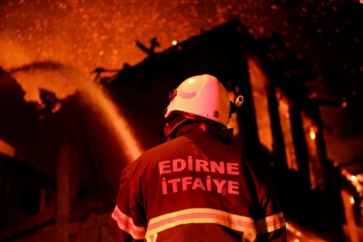 Alevler g&ouml;ğe y&uuml;kseldi! Tarihi bina k&uuml;le d&ouml;nd&uuml;