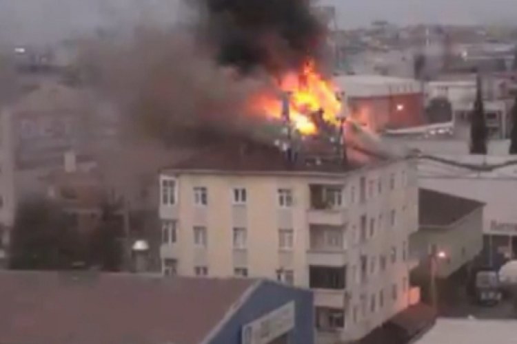İstanbul'da 4 katlı binanın &ccedil;atısında yangın &ccedil;ıktı