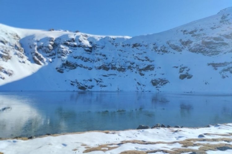 Şırnak'ta &Ccedil;alyan G&ouml;l&uuml; beyaza b&uuml;r&uuml;nd&uuml;
