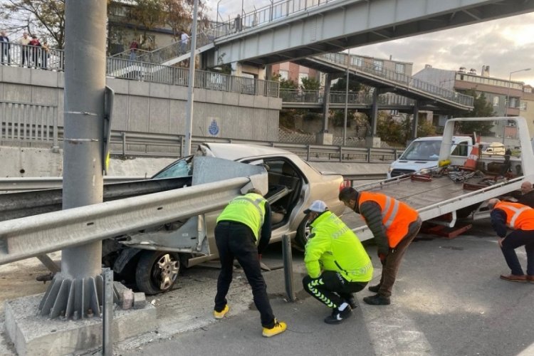 İstanbul'da otomobil bariyerlere &ccedil;arptı: 2 ağır yaralı