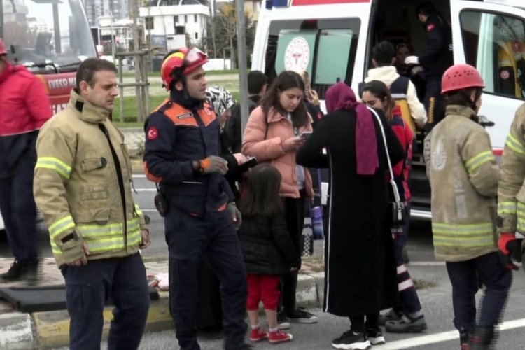 İstanbul'da minib&uuml;s otomobile &ccedil;arptı: 3'&uuml; &ccedil;ocuk 7 yaralı