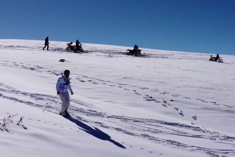 Erzincan'da 3 bin 200 metrede kayak keyfi