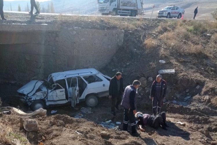 Niğde'de kontrolden &ccedil;ıkan otomobil, k&ouml;pr&uuml;den u&ccedil;tu: 1 &ouml;l&uuml;, 2 yaralı
