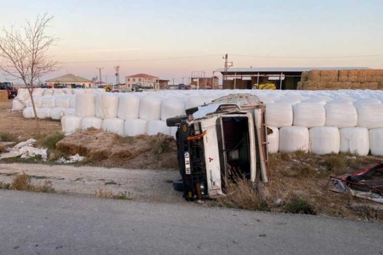 Aksaray'da b&uuml;y&uuml;kbaş hayvan y&uuml;kl&uuml; kamyonet şarampole devrildi: 1 &ouml;l&uuml;, 1 yaralı