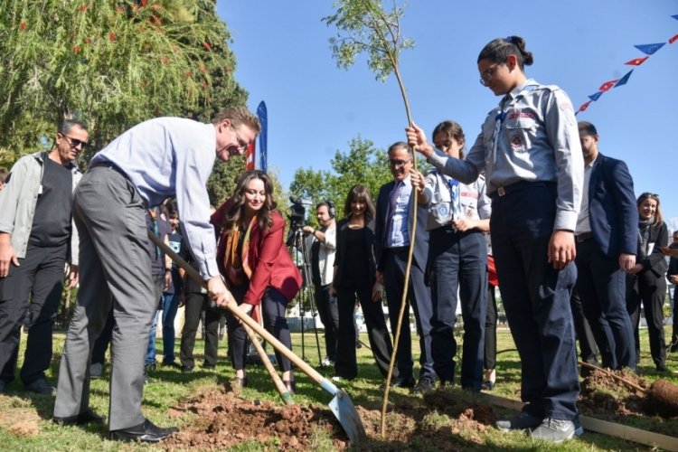 Antalya'da gezegen i&ccedil;in fidan diktiler