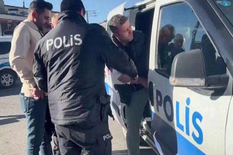 Erzurum'da &ccedil;alışanlara bı&ccedil;akla saldırdı