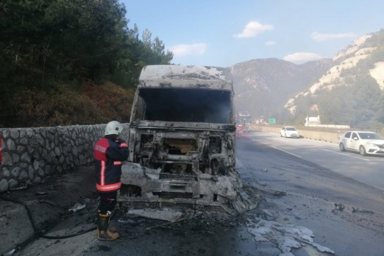 Mersin'de seyir halindeki tır alev aldı