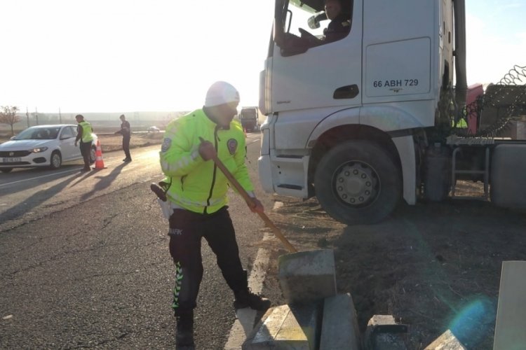 Kırıkkale'de metrelerce s&uuml;r&uuml;klenen tır karşı şeride devrildi